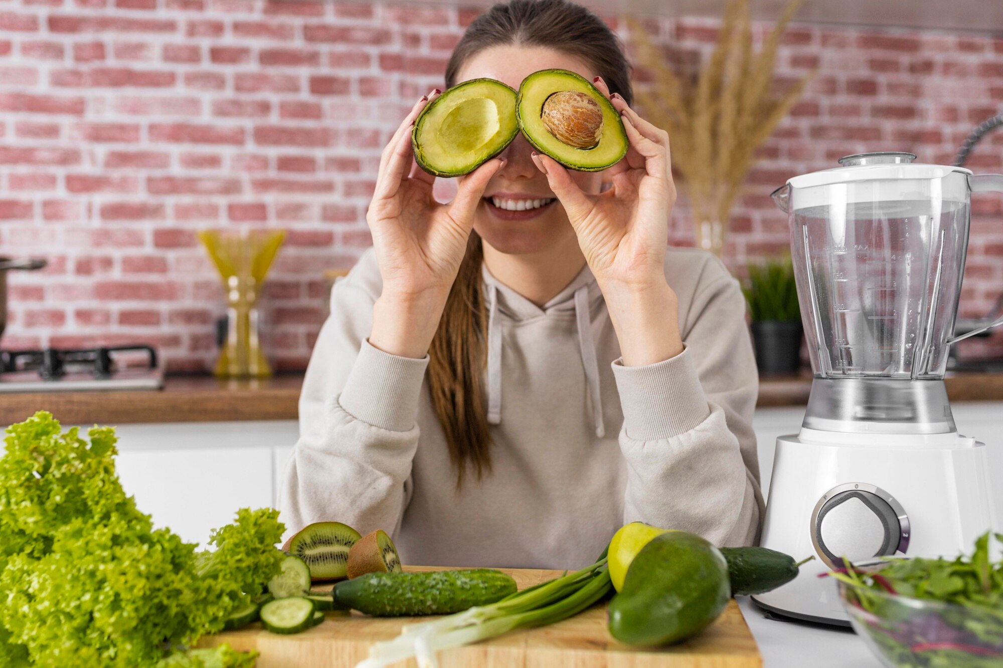 Berbagai buah-buahan dan sayuran berwarna-warni yang kaya nutrisi penting untuk kesehatan mata